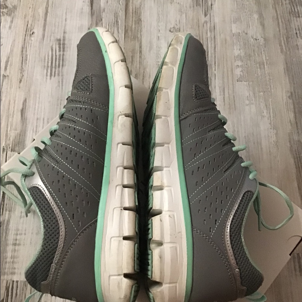 Skechers air cooled lite weight sneaker size 10 - Picture 9 of 12